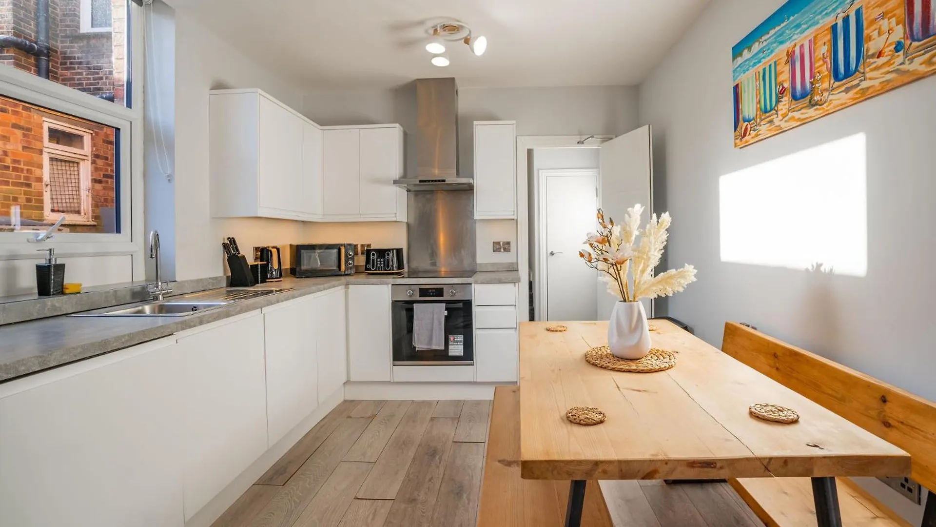 2 Bedroom, 2 Bathroom Garden Flat, By Primal Estates Short Lets In Brighton
