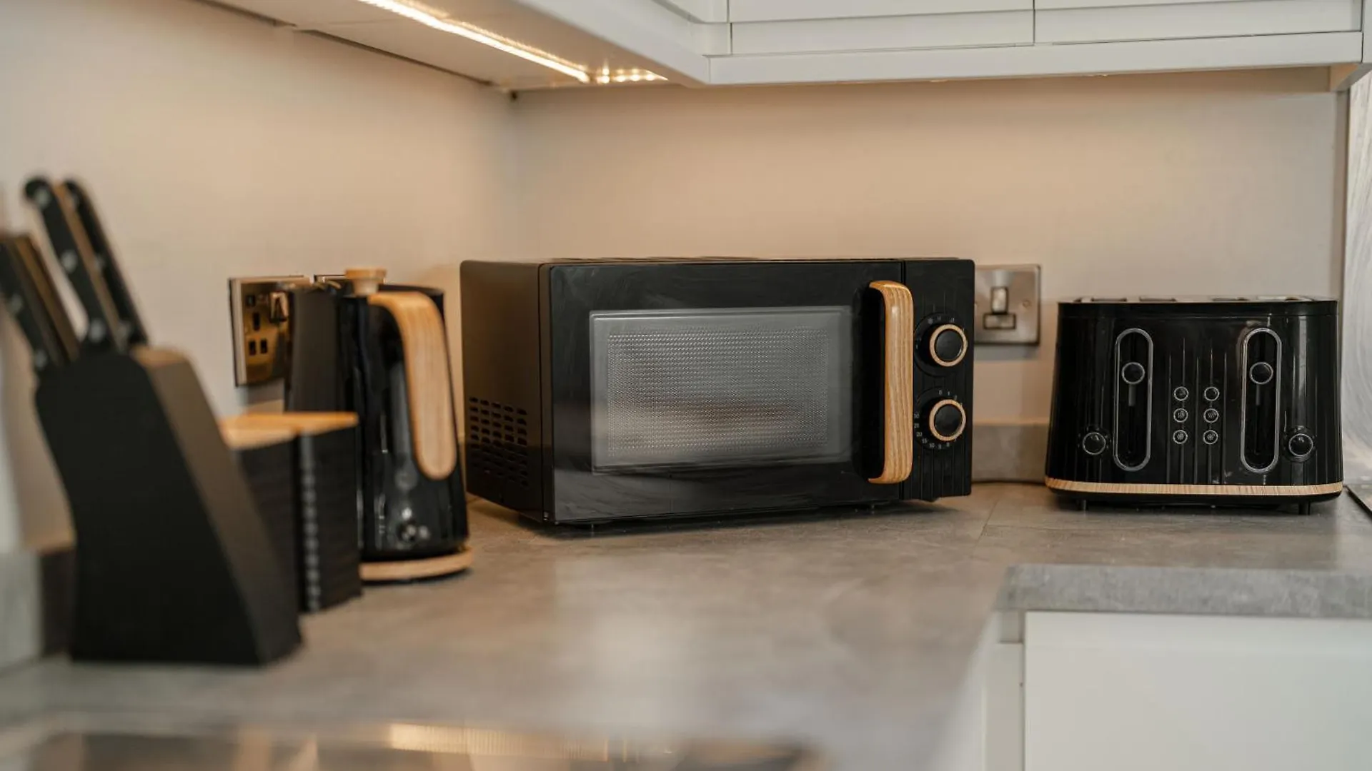 2 Bedroom, 2 Bathroom Garden Flat, By Primal Estates Short Lets In Brighton 0*,  United Kingdom