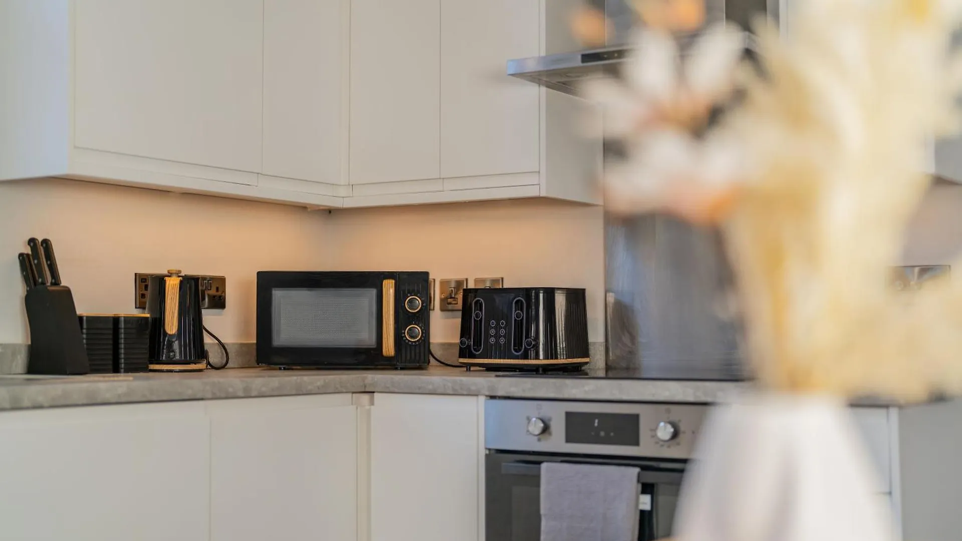2 Bedroom, 2 Bathroom Garden Flat, By Primal Estates Short Lets In Brighton Apartment