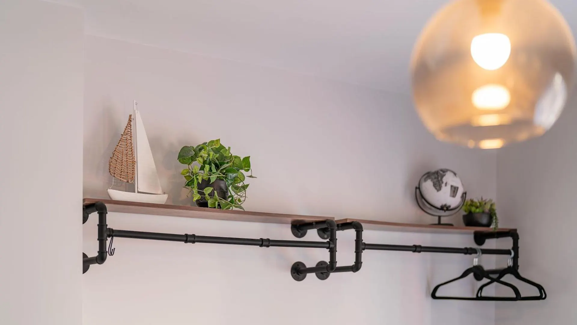 2 Bedroom, 2 Bathroom Garden Flat, By Primal Estates Short Lets In Brighton Apartment