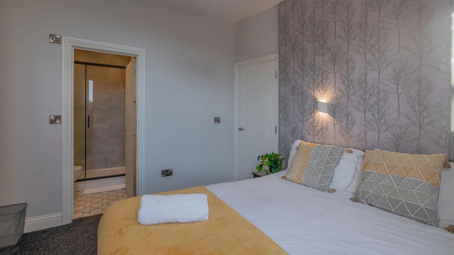 2 Bedroom, 2 Bathroom Garden Flat, By Primal Estates Short Lets In Brighton Apartment